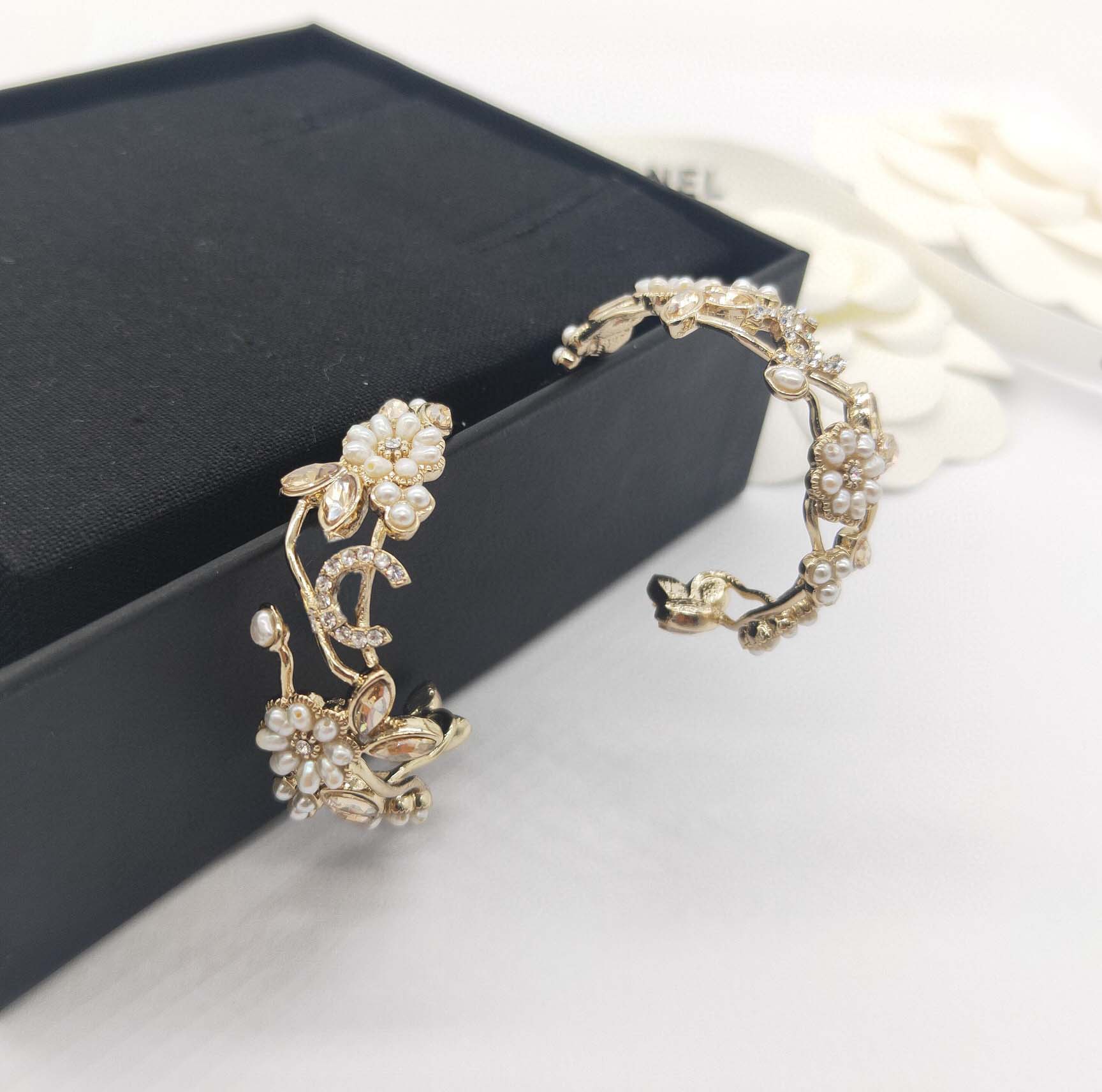 2022 Luxury quality Charm half round shape drop earring with flower shape and nature shell beads have box stamp PS4403A
2022 Luxury quality Charm half round shape drop earring with flower shape and nature shell beads have box stamp PS4403A