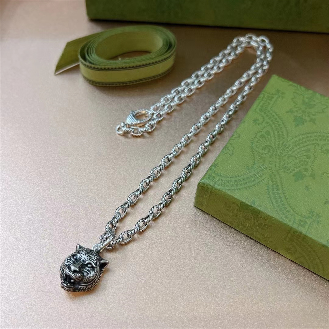 Luxury love Pearl Necklace Women Designer Design Saturn Beaded Pendant Ladies Diamond mother-of-pearl gift for women's engagement jewelry
Luxury love Pearl Necklace Women Designer Design Saturn Beaded Pendant Ladies Diamond mother-of-pearl gift for women's engagement jewelry