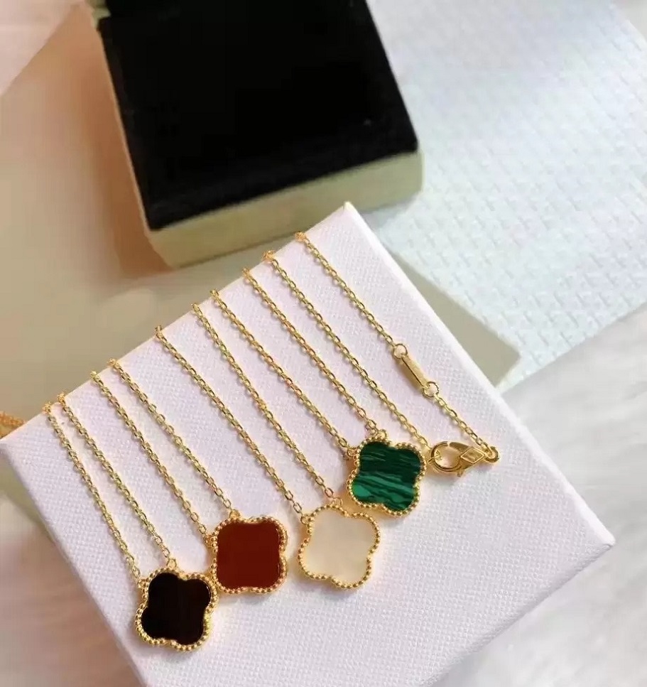 Solid Silver Classic Four Leaf Clover Necklaces Pendants Luxurious Mother-of-Pearl flower Plated 18K for Women&Girl Valentine's Engagement Christmas necklace Gifts
Solid Silver Classic Four Leaf Clover Necklaces Pendants Luxurious Mother-of-Pearl flower Plated 18K for Women&Girl Valentine's Engagement Christmas necklace Gifts