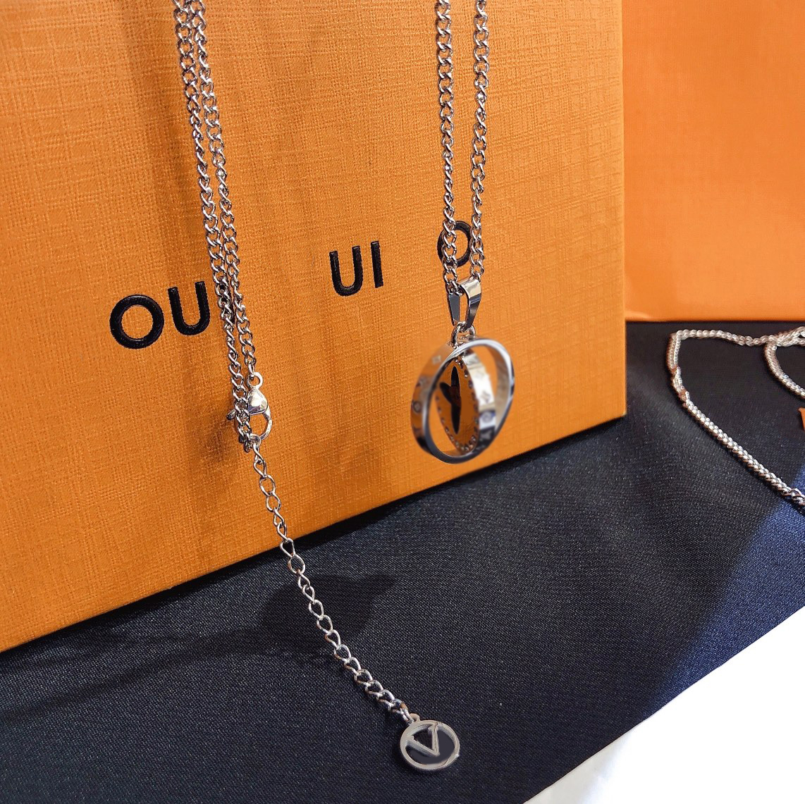 Designer Silver Plated Necklace Luxury Quality Diamond Necklace Classic Premium Hot Brand Accessories Fashion Jewelry Long Chain Women's Exclusive Gift
Designer Silver Plated Necklace Luxury Quality Diamond Necklace Classic Premium Hot Brand Accessories Fashion Jewelry Long Chain Women's Exclusive Gift