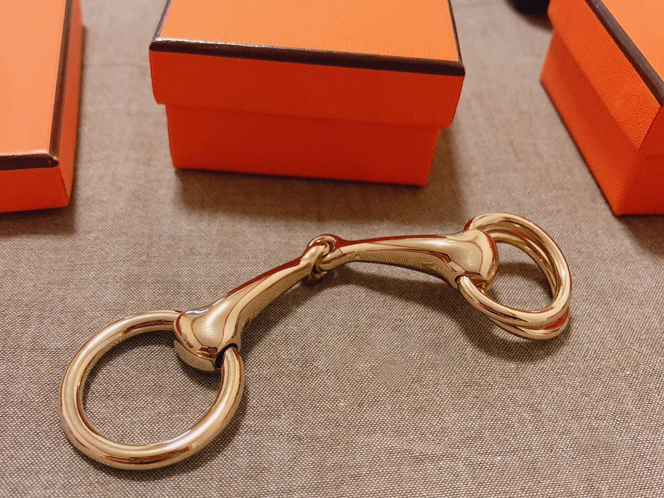 Pins Brooches jackstraw scarf Woggle highgrade chain scarves buckle bit mouth belt three round silk accessories jewelry ring 221114
Pins Brooches jackstraw scarf Woggle highgrade chain scarves buckle bit mouth belt three round silk accessories jewelry ring 221114