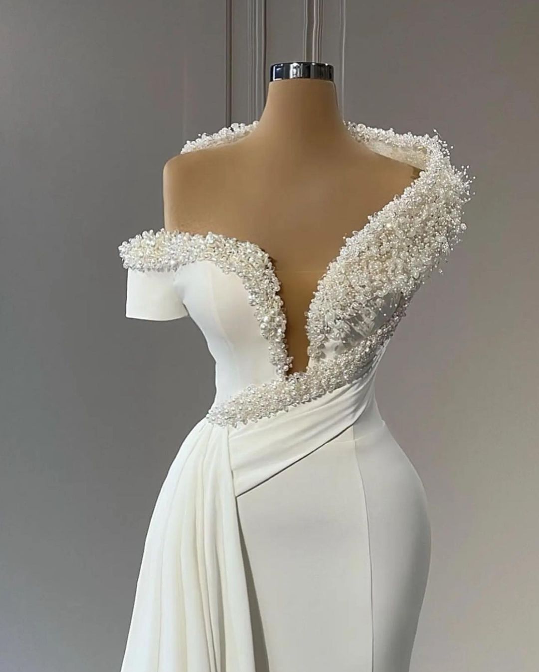 Pearls Beads Wedding Dress Sparkly Beading Sexy V Neck Satin Bridal Gowns Sweep Train Romantic Dresses Robe De Mariee