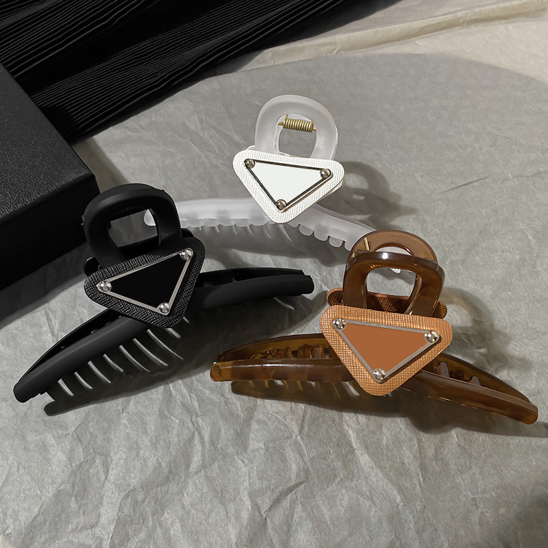 Designer Inverted Triangle Grip Clips High Level Sense Barrettes Women Shark Clip Resin Hairpins
Designer Inverted Triangle Grip Clips High Level Sense Barrettes Women Shark Clip Resin Hairpins