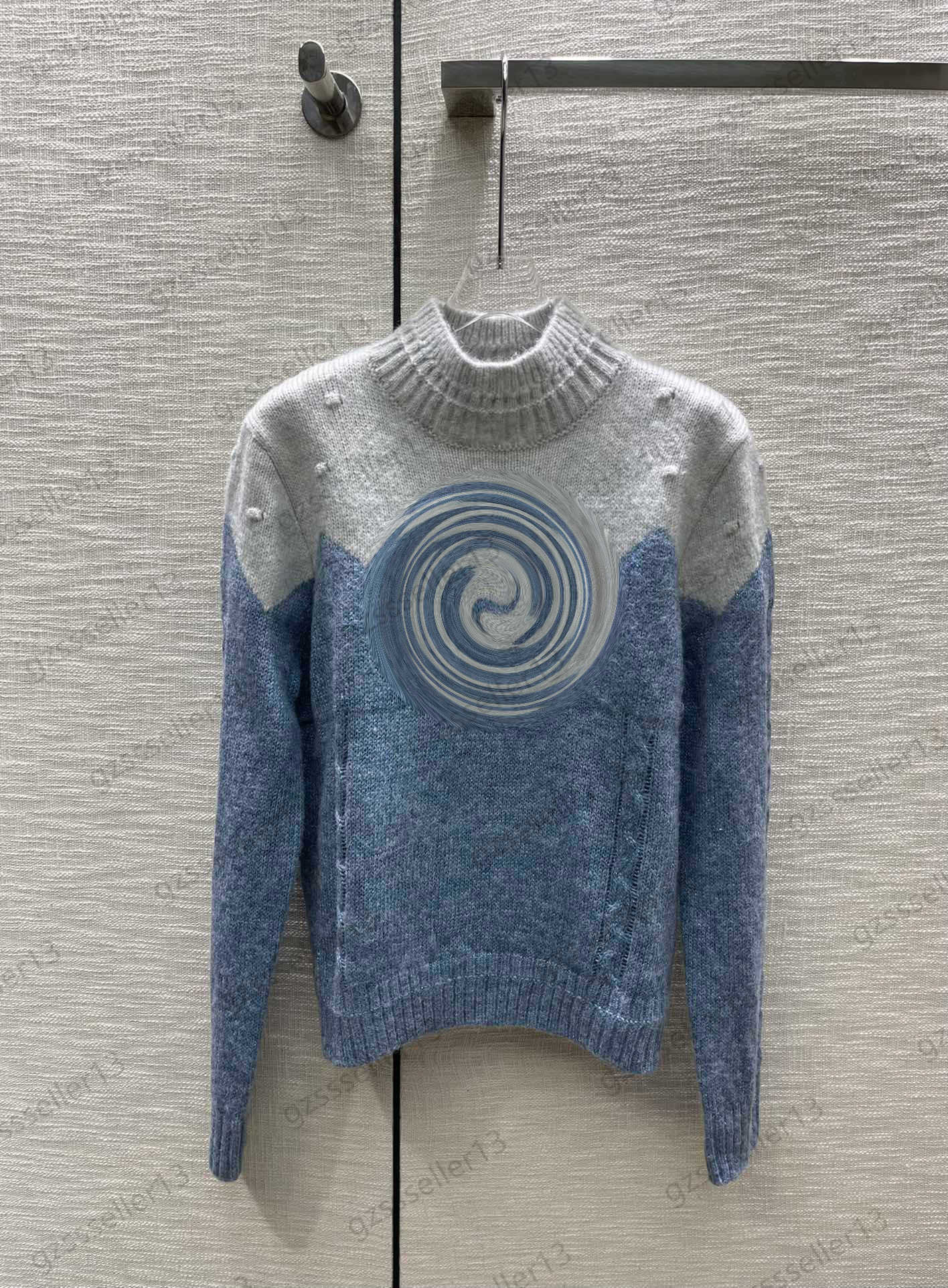 Brand Womens Sweaters Color Matching Chest Logo Print Pullover Knit Sweater Thread Standing Collar Long Sleeve Standard Knitwear Women Apparel 2 Colors
Brand Womens Sweaters Color Matching Chest Logo Print Pullover Knit Sweater Thread Standing Collar Long Sleeve Standard Knitwear Women Apparel 2 Colors