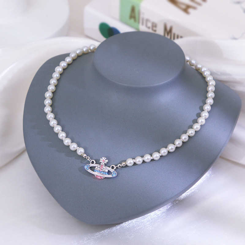 Pendant Necklaces Vivian Westwood Vivienne sparkling diamond Saturn milk pearl necklace punk atmosphere jewelry
Pendant Necklaces Vivian Westwood Vivienne sparkling diamond Saturn milk pearl necklace punk atmosphere jewelry