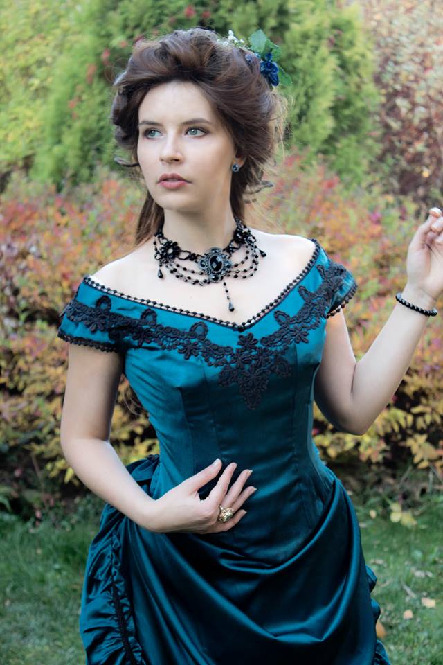 Vintage Victorian Bustle Evening Dresses Pale Blue Ruched V-Neck Satin Prom Gowns For Women Ruffles Pleats 1820S Long Special Occasion Wear Black Lace