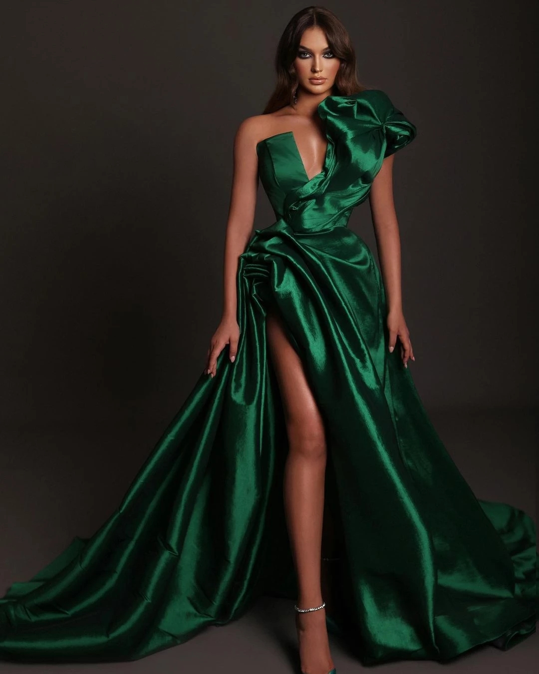 Emerald Green Ruched A-Line Prom Dresses Fashion Design Split Side V-Neck Sexy Formal Party Gowns One Shoulder Satin Pageant Special Occasion Dress 20
