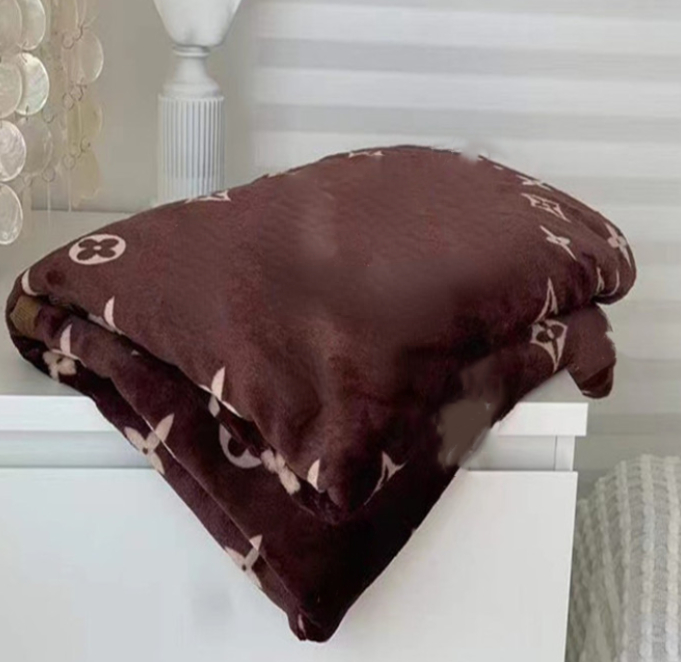 Top Carpets Fashion Brand Flannel Blanket Leisure Nap Office Air Conditioner Multifunctional Cover Blankets