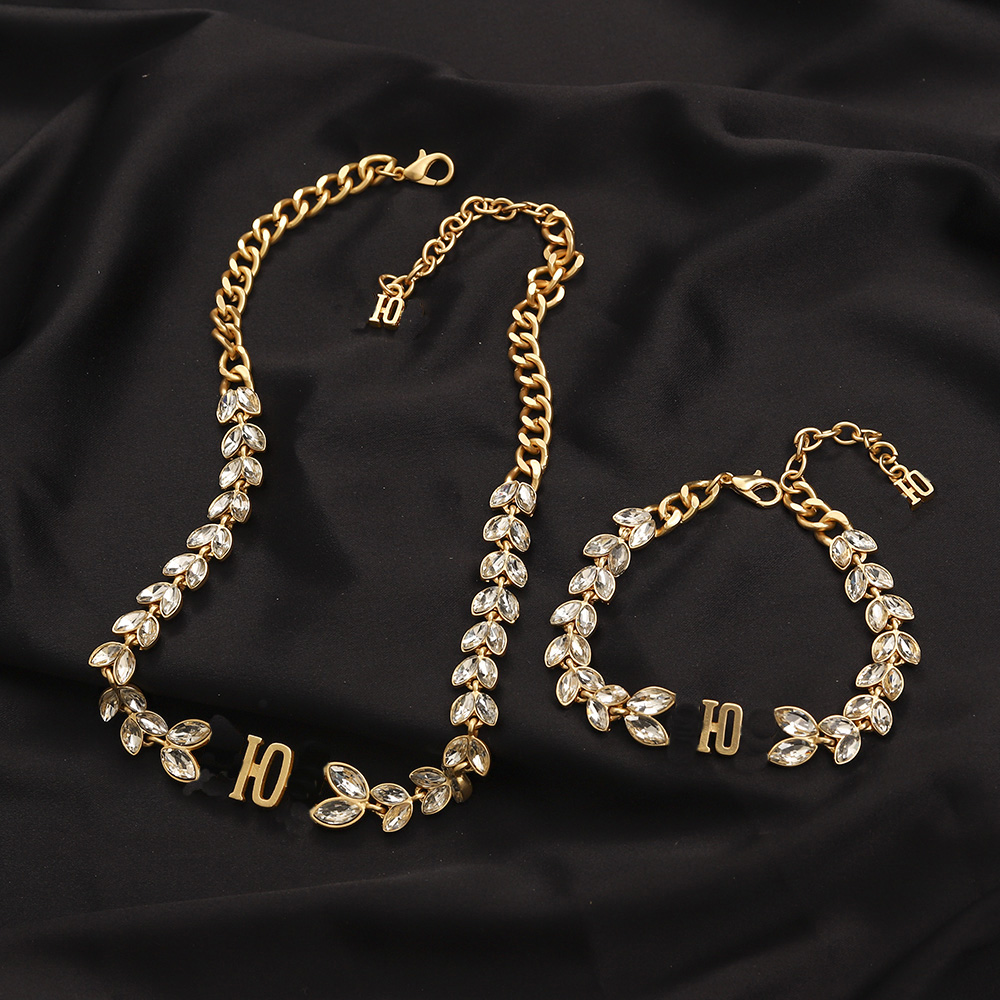 Bracelets Necklace Chain Matted Gold Fashionable Classic Love Plated Link Chain Stainless Steel Gift Wristband Cuff Designer Jewelry Rhinestone
Bracelets Necklace Chain Matted Gold Fashionable Classic Love Plated Link Chain Stainless Steel Gift Wristband Cuff Designer Jewelry Rhinestone