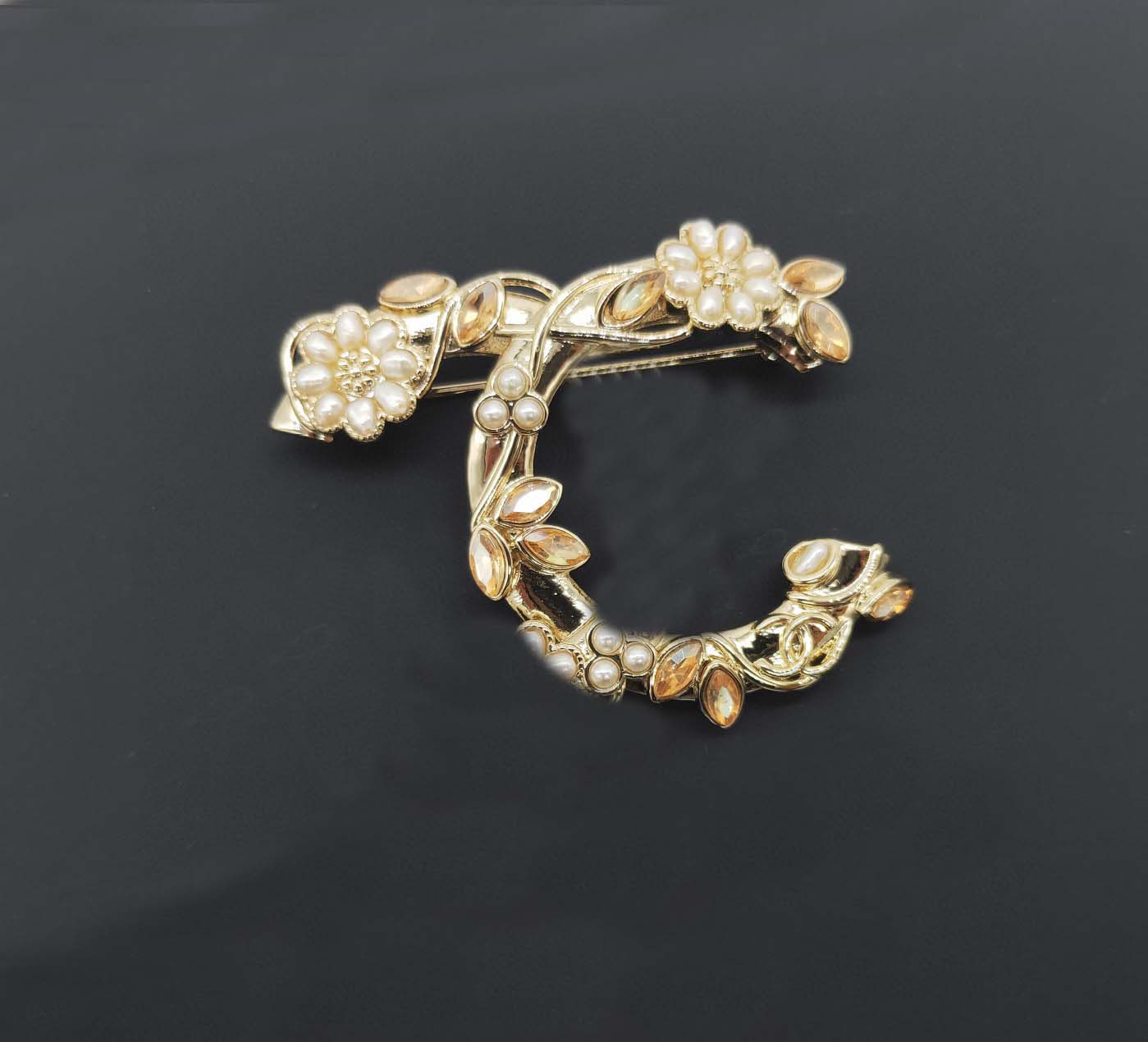 2022 Luxury quality charm brooch with diamond and crystal beads in 18k gold plated have box stamp PS4412A
2022 Luxury quality charm brooch with diamond and crystal beads in 18k gold plated have box stamp PS4412A