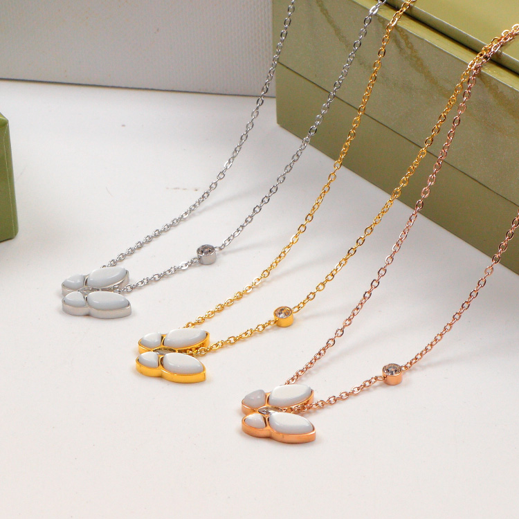 Classic Fashion Butterfly Pendant Necklaces for women Elegant 4/Four Leaf Clover locket Necklace Choker chains Designer Jewelry 18K Plated gold girls Gift
Classic Fashion Butterfly Pendant Necklaces for women Elegant 4/Four Leaf Clover locket Necklace Choker chains Designer Jewelry 18K Plated gold girls Gift