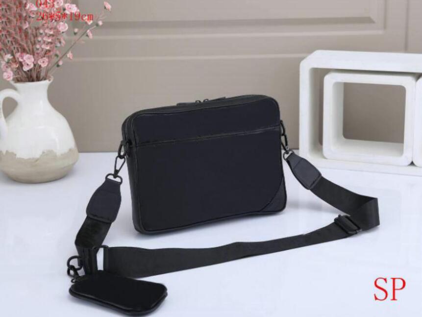 Designer 2pcs/set TRIO embossing Messenger Bag leather Mens brands Crossbody Bags Fashion Man Shoulder bag With Purse Wallet Clutch M69443, Black embossed flower
Designer 2pcs/set TRIO embossing Messenger Bag leather Mens brands Crossbody Bags Fashion Man Shoulder bag With Purse Wallet Clutch M69443, Black embossed flower