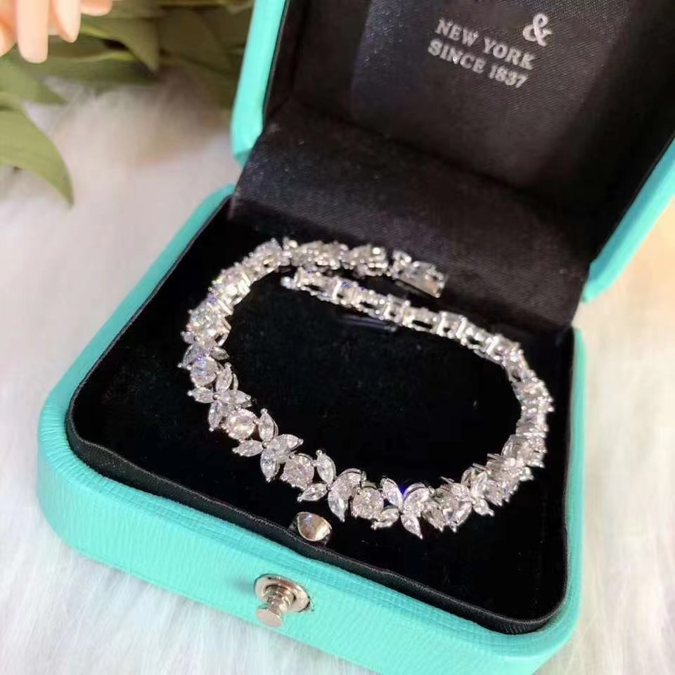 Luxurys designers Bracelets for Women charm bracelet Trendy fashion Elegant String of Beads Party Diamond Jewelry Gift Wholesale Birthday gifts 
Luxurys designers Bracelets for Women charm bracelet Trendy fashion Elegant String of Beads Party Diamond Jewelry Gift Wholesale Birthday gifts