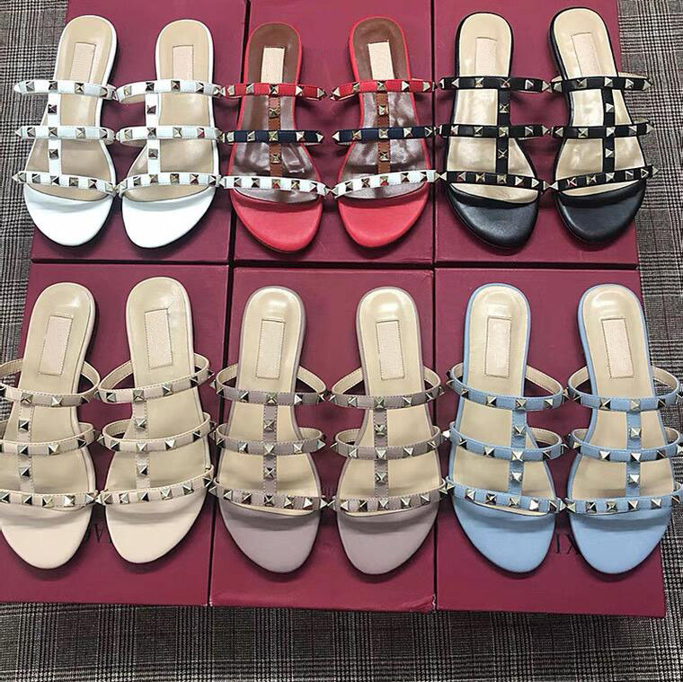 Designer Women's Slippers Rivets Sandals Flat Women Leather Studs Summer Slides Straps Slippers Ladies Sexy T-Strap Sandal Big Size 35-44 With Box
Designer Women's Slippers Rivets Sandals Flat Women Leather Studs Summer Slides Straps Slippers Ladies Sexy T-Strap Sandal Big Size 35-44 With Box