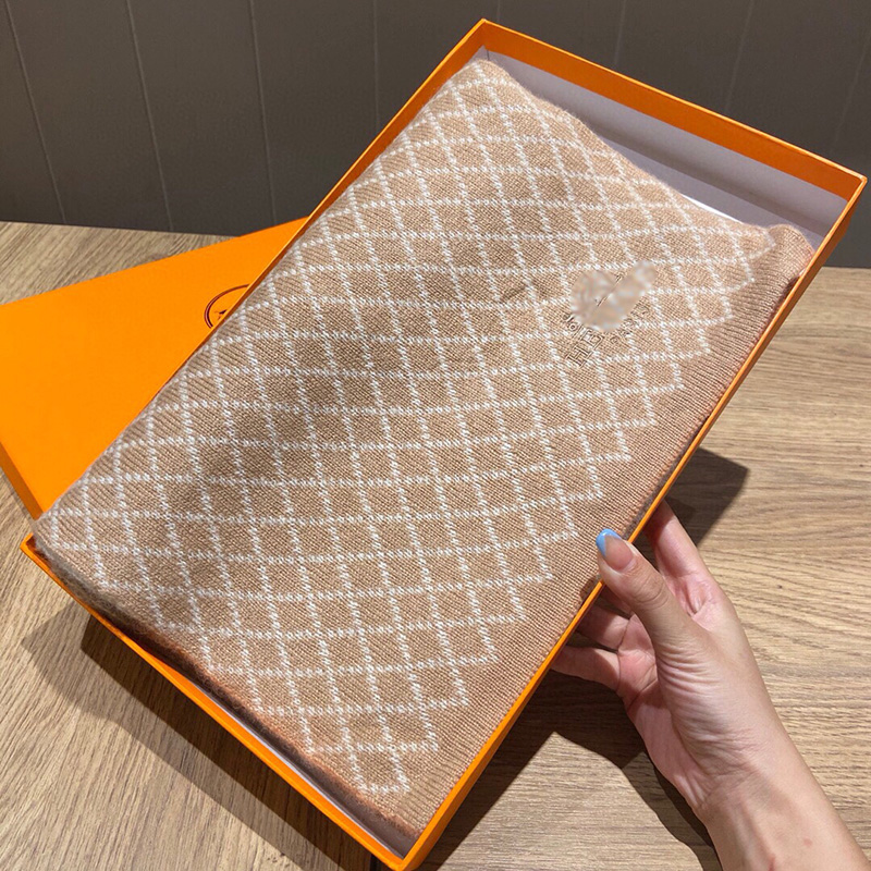 Designers Men Scarves Fashion Cashmere Jacquard Scarfs For Women France Brand Designer 5A Quality Knit Letters Classic Lapel Head Scarfs Shawl Plaid Hijab 180CM
Designers Men Scarves Fashion Cashmere Jacquard Scarfs For Women France Brand Designer 5A Quality Knit Letters Classic Lapel Head Scarfs Shawl Plaid Hijab 180CM