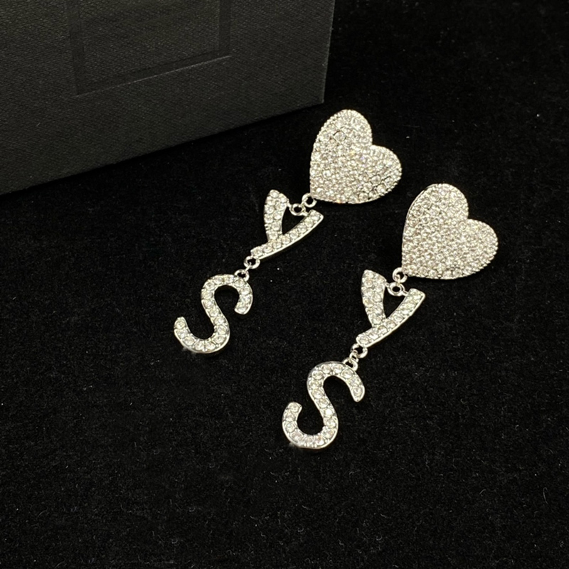 Classic Women Designers Stud Silver Letters Earring S925 Earrings Ear Stud 9.6cm Long Womens Designer Studs Metal Brand Y22111805
Classic Women Designers Stud Silver Letters Earring S925 Earrings Ear Stud 9.6cm Long Womens Designer Studs Metal Brand Y22111805