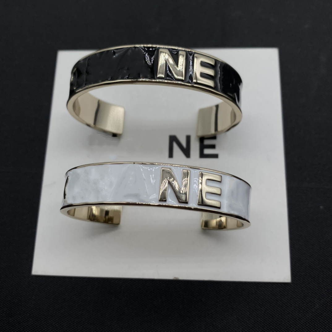 Luxurys designer bracelet women cuff bangle charm bracelets love trendy fashion letter Hollow out design fine jewelry Elegant temperament versatile beautiful
Luxurys designer bracelet women cuff bangle charm bracelets love trendy fashion letter Hollow out design fine jewelry Elegant temperament versatile beautiful