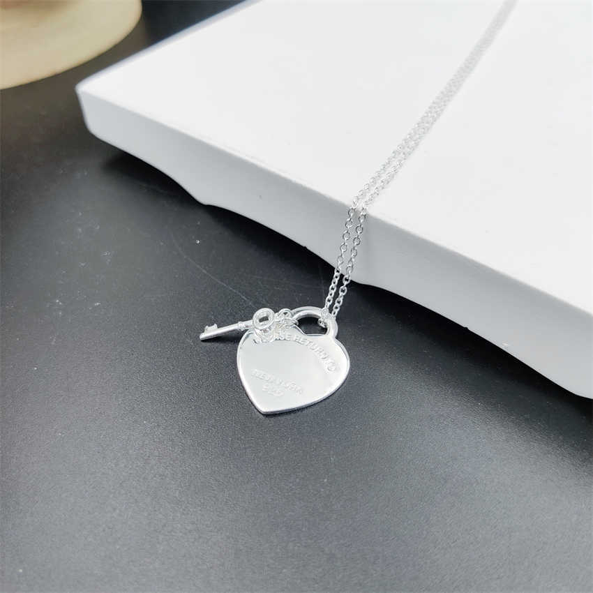 Blue box Classic tf 925 Silver Love key Necklace Double Hearts Pendant Designer women's fashion party jewelry original 1 1 Luxury T return
Blue box Classic tf 925 Silver Love key Necklace Double Hearts Pendant Designer women's fashion party jewelry original 1 1 Luxury T return