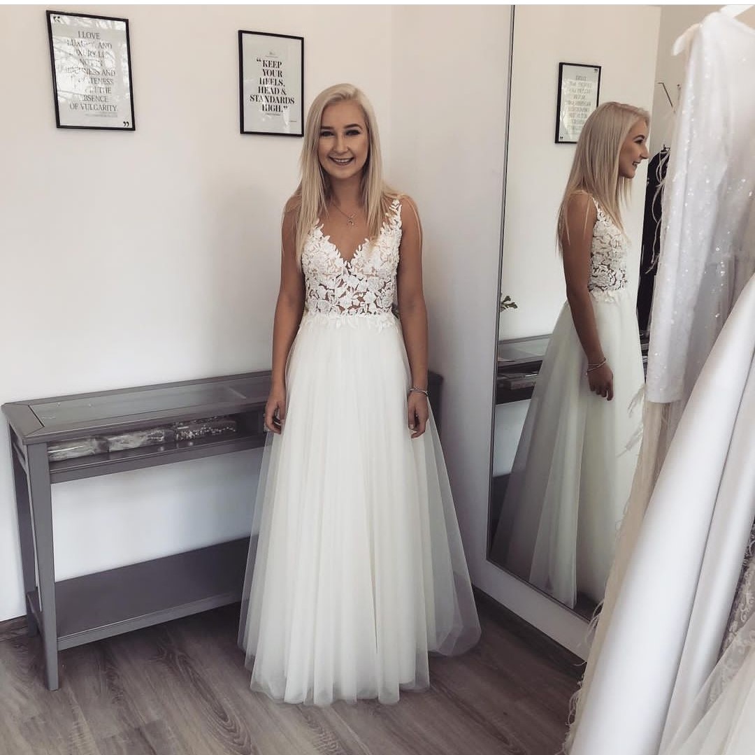Wedding Dress V-neck Lace Appliques Tulle White Bridal Gowns Sleeveless or Length Charming For Brides Women Elegant
