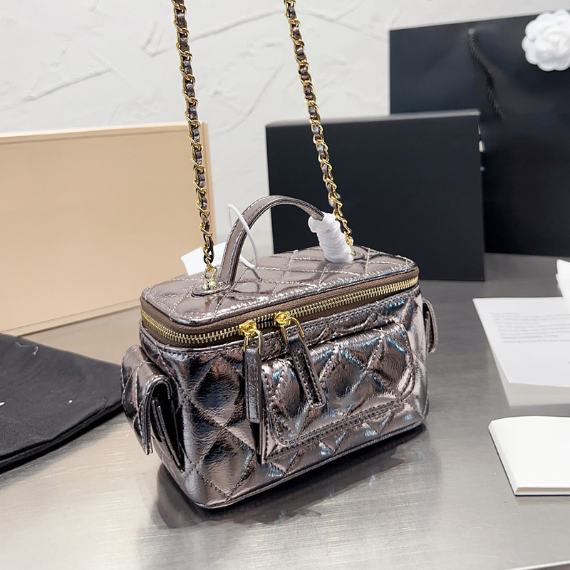 Womens Vinatge Designer Cosmetic Case Cargo Box Bags Mirror Top Handle Totes Crad Holder Gold metal Hardware Matelasse Chain Crossbody Shoulder Vanity Purse 16x8CM
Womens Vinatge Designer Cosmetic Case Cargo Box Bags Mirror Top Handle Totes Crad Holder Gold metal Hardware Matelasse Chain Crossbody Shoulder Vanity Purse 16x8CM