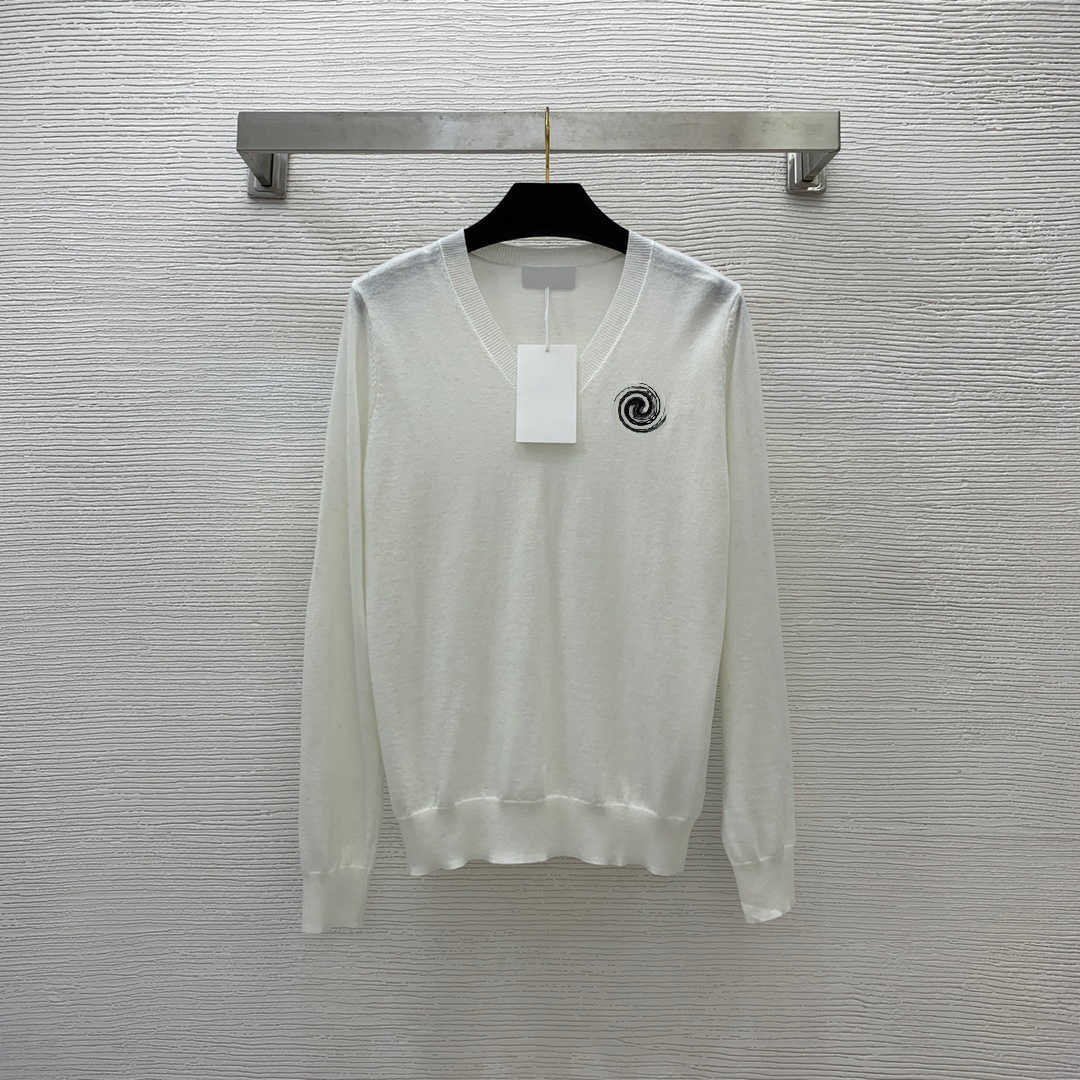 Womens Sweater Chest Animal Embroidery Badge Long Sleeve V-neck Pullover Sweaters Temperamental Joker Solid Color Thin Woolen Knitwear Women Apparel 5 Colors
Womens Sweater Chest Animal Embroidery Badge Long Sleeve V-neck Pullover Sweaters Temperamental Joker Solid Color Thin Woolen Knitwear Women Apparel 5 Colors
