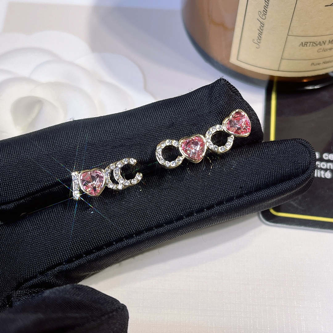 Classic Charm Fashion Pink Diamond Earrings Luxury Design Letter Earrings Selected Premium Jewelry Accessories Exquisite Gifts Family Friends
Classic Charm Fashion Pink Diamond Earrings Luxury Design Letter Earrings Selected Premium Jewelry Accessories Exquisite Gifts Family Friends
