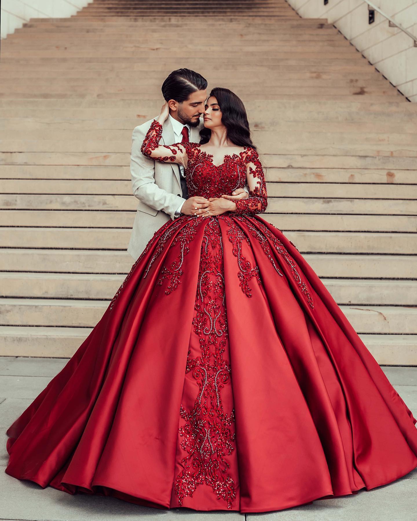 Red Beaded Ball Gown Dresses With Long Sleeves Appliques Sheer V Neck Bridal Gowns Satin Sweep Train Wedding Dress