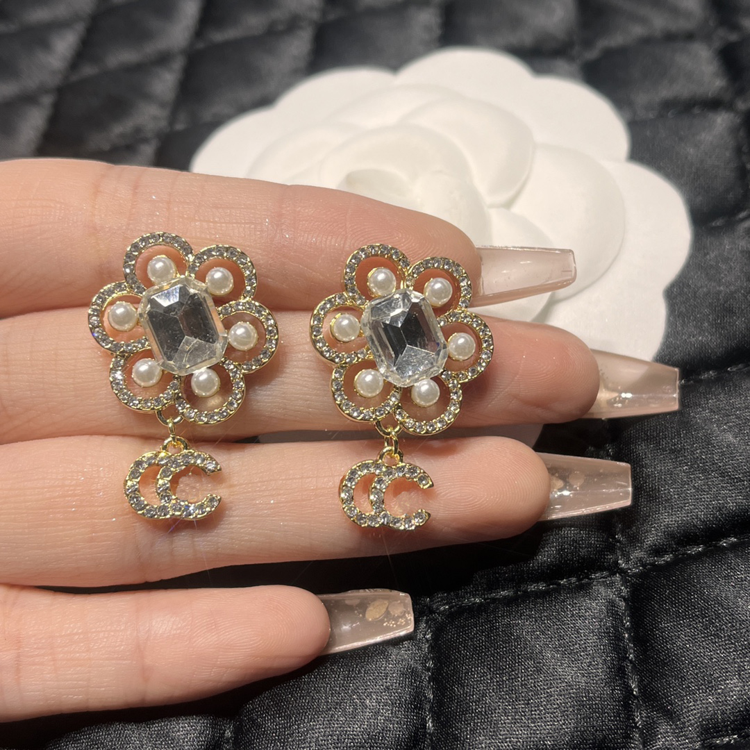 Luxury Charm Earrings Boutique Fashion Women Style Earring Designer Jewelry Accessories Selection Quality Gift Design For Women Christmas Thanksgiving
Luxury Charm Earrings Boutique Fashion Women Style Earring Designer Jewelry Accessories Selection Quality Gift Design For Women Christmas Thanksgiving