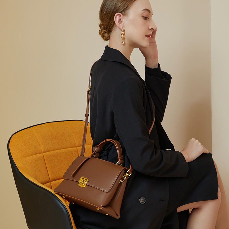 Women Inclined Shoulder Bags Fashion casual Womens Bag Small Handbag Totes High-capacity Genuine leather Large volume wholesale Girl Mobile Phone Bag Black 1812
Women Inclined Shoulder Bags Fashion casual Womens Bag Small Handbag Totes High-capacity Genuine leather Large volume wholesale Girl Mobile Phone Bag Black 1812