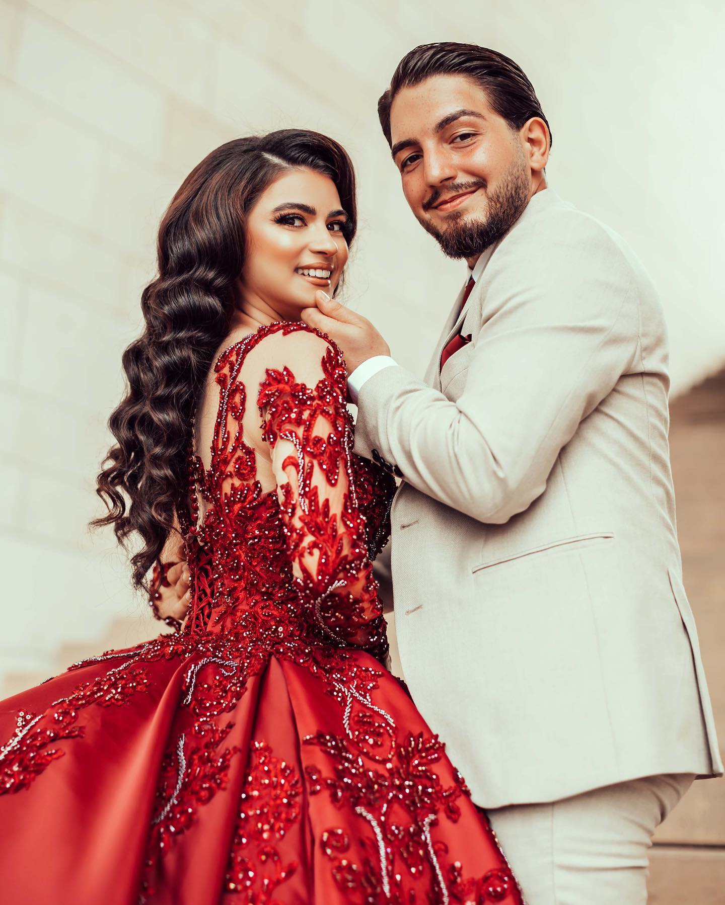 Red Beaded Ball Gown Dresses With Long Sleeves Appliques Sheer V Neck Bridal Gowns Satin Sweep Train Wedding Dress