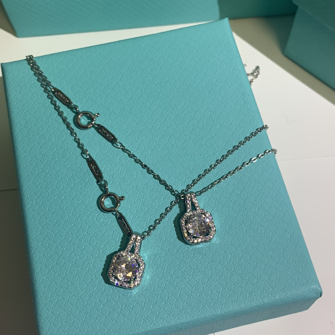 Luxurys Designers Necklaces Pendant Necklaces for Women Chain Fashion Jewelry Accessories with diamonds very good
Luxurys Designers Necklaces Pendant Necklaces for Women Chain Fashion Jewelry Accessories with diamonds very good