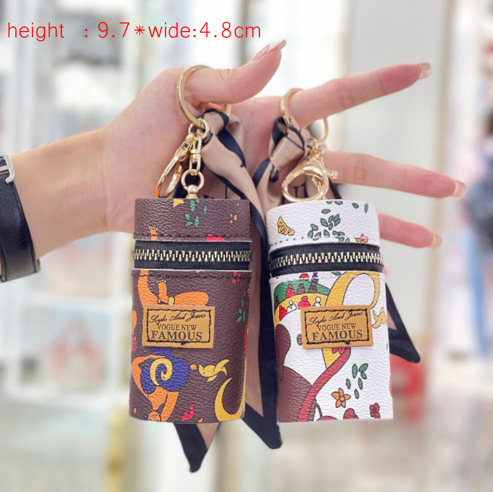 Designer Letter Key Rings Silk Scarf Lipstick Keychains Fashion PU Leather Purse Pendant Car Keyring Chain Charm Brown Flower Mini Bag Trinket Cute Gift for Men Women
Designer Letter Key Rings Silk Scarf Lipstick Keychains Fashion PU Leather Purse Pendant Car Keyring Chain Charm Brown Flower Mini Bag Trinket Cute Gift for Men Women