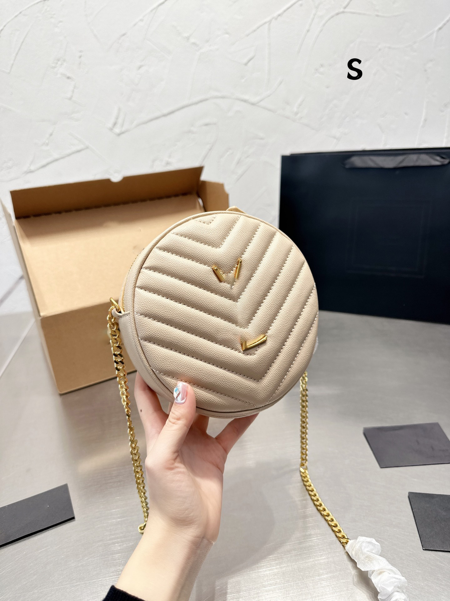 Luxury Tote Brand Shoulder Bag Crossbody Handbag Genuine Leather Designer Messenger Bags Circular Toe Cattlehide 16CM Original Quality Round, Original box
Luxury Tote Brand Shoulder Bag Crossbody Handbag Genuine Leather Designer Messenger Bags Circular Toe Cattlehide 16CM Original Quality Round, Original box