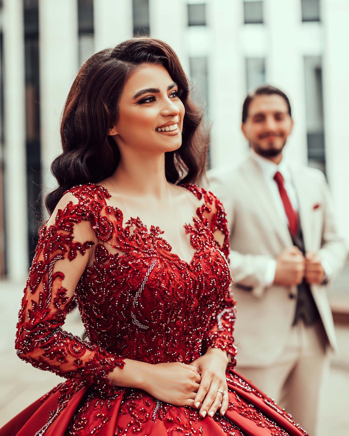 Red Beaded Ball Gown Dresses With Long Sleeves Appliques Sheer V Neck Bridal Gowns Satin Sweep Train Wedding Dress