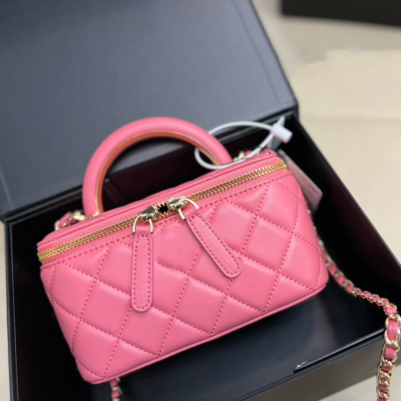 Womens Designer Top Handle Vanity Box Tote Bags With Mirror Gold Metal Hardware matelasse Chain Crossbody Shoulder Cosmetic Case Designer Handbags 18X10CM
Womens Designer Top Handle Vanity Box Tote Bags With Mirror Gold Metal Hardware matelasse Chain Crossbody Shoulder Cosmetic Case Designer Handbags 18X10CM