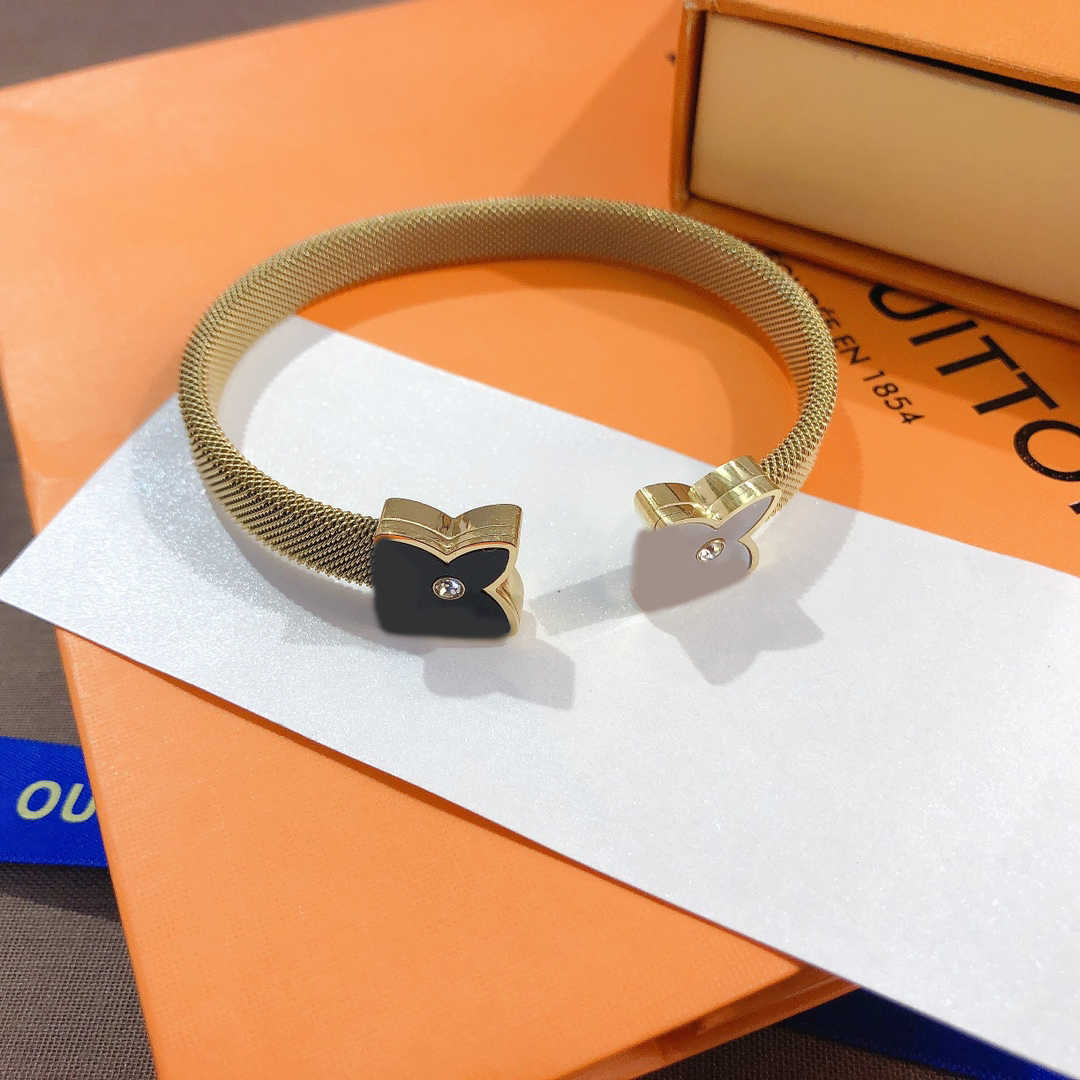Bangle New Style Bracelets Women Bangle Luxury Designer Letter Jewelry 18K Gold Plated Stainless steel Wedding Lovers Gift Bangles Wholesale S194
Bangle New Style Bracelets Women Bangle Luxury Designer Letter Jewelry 18K Gold Plated Stainless steel Wedding Lovers Gift Bangles Wholesale S194