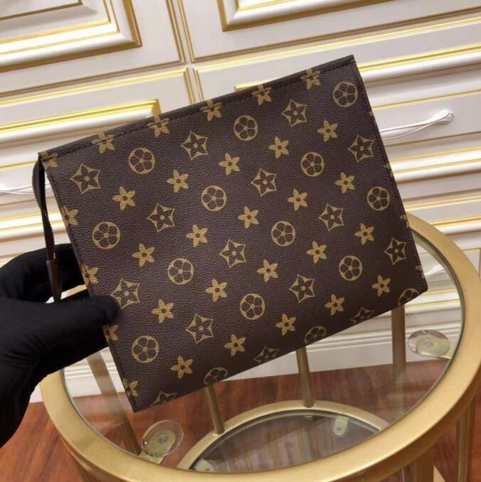 Designers Clutch Bags Men and Women Luxurys Handbags Classic Large Capacity Brown Purses Business POUCH Wash Bag 26cm 256, 123
Designers Clutch Bags Men and Women Luxurys Handbags Classic Large Capacity Brown Purses Business POUCH Wash Bag 26cm 256, 123