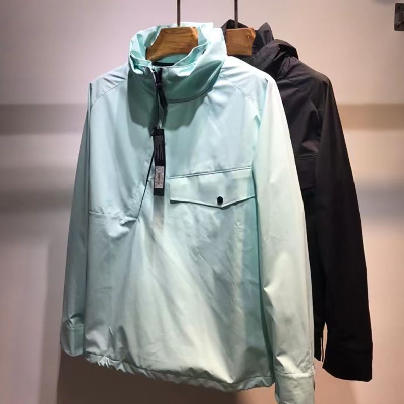 Designer brand mens jackets laminated jacket stand collar and stowable Stone hoodie back logo Size -2XL, Preservatives (not sold separately)
Designer brand mens jackets laminated jacket stand collar and stowable Stone hoodie back logo Size -2XL, Preservatives (not sold separately)