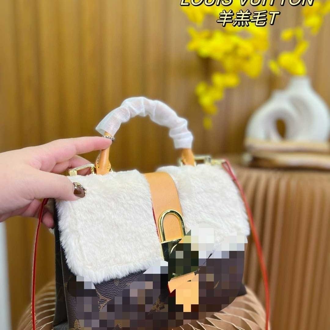2022 New Old Flower Wool Lock Bag Temperament One shoulder Casual Crossbody Bag Autumn and Winter Handbag Premium Versatile, Brown
2022 New Old Flower Wool Lock Bag Temperament One shoulder Casual Crossbody Bag Autumn and Winter Handbag Premium Versatile, Brown