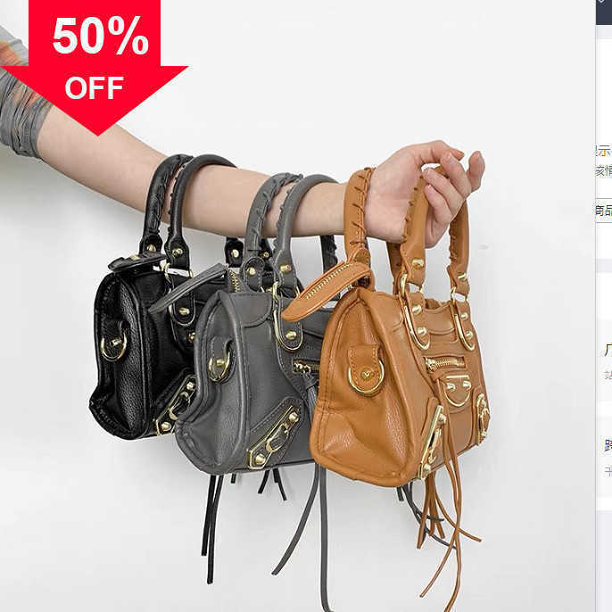 Luxury Designer Handbag 2022 Locomotive Bags Handsome Versatile High Appearance Vintage Fashionable Classic Portable Oblique Back Factory Direct Sale, Red
Luxury Designer Handbag 2022 Locomotive Bags Handsome Versatile High Appearance Vintage Fashionable Classic Portable Oblique Back Factory Direct Sale, Red