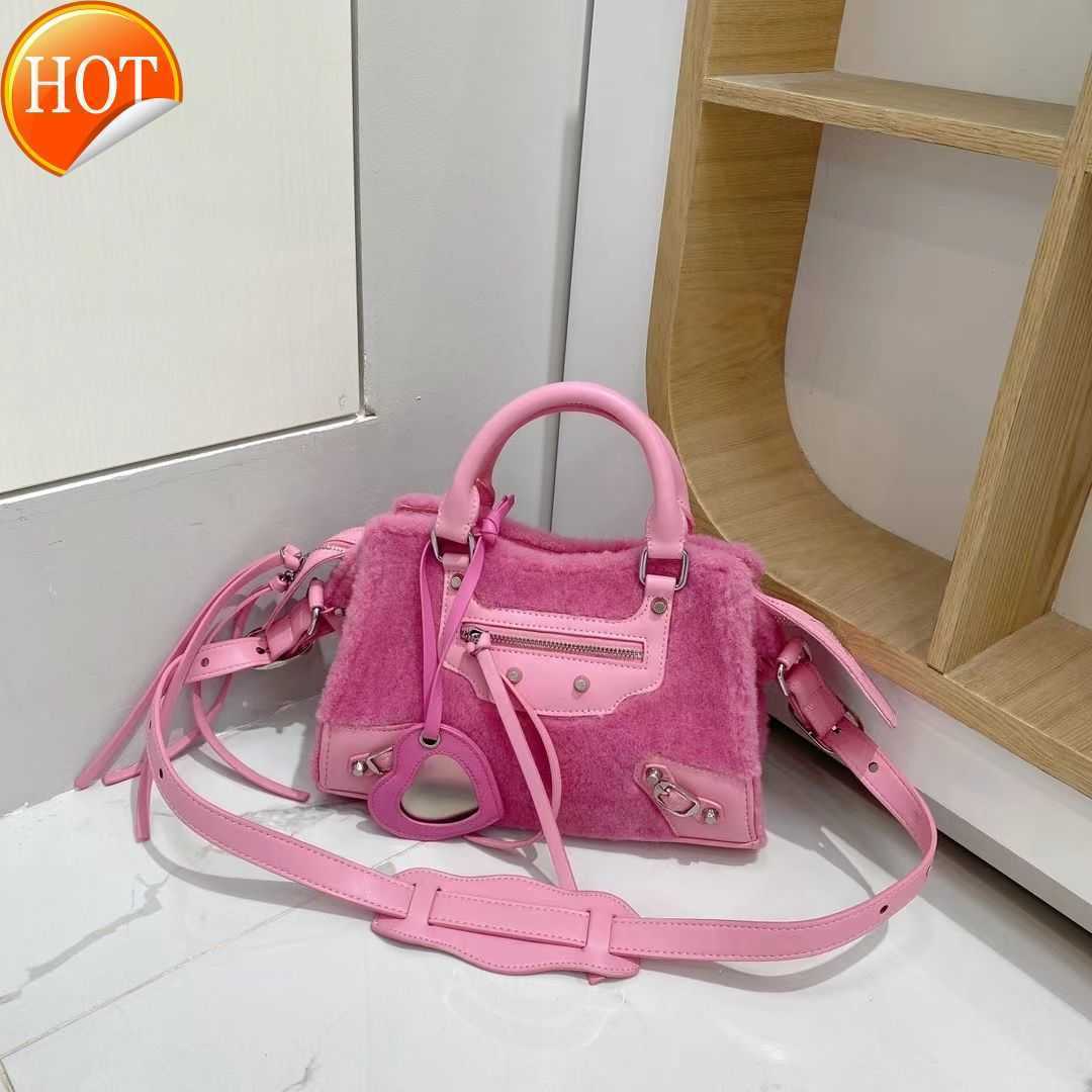 Women's Luxury Designer Handbags Autumn/winter Collection New Motorcycle Bags Texture Leather Mini Portable Rivet Single Shoulder Bag Factory Direct Sales, & pink
Women's Luxury Designer Handbags Autumn/winter Collection New Motorcycle Bags Texture Leather Mini Portable Rivet Single Shoulder Bag Factory Direct Sales, & pink