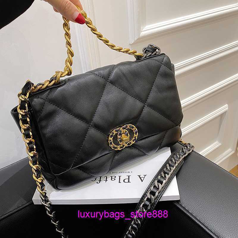 Small Fragrant Women 2023 New Fashion High Class Lingge Crossbody Versatile Ins Network Red Chain Shoulder Design Bag Cheap Retail Wholesale, Big rhombic lattice
Small Fragrant Women 2023 New Fashion High Class Lingge Crossbody Versatile Ins Network Red Chain Shoulder Design Bag Cheap Retail Wholesale, Big rhombic lattice