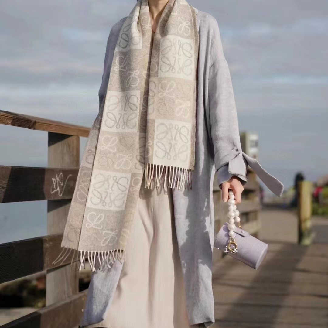 Loewe scarf tassel square geometric literary letters long British wool winter thickened scarf versatile infinity scarves scarfs shawls
Loewe scarf tassel square geometric literary letters long British wool winter thickened scarf versatile infinity scarves scarfs shawls