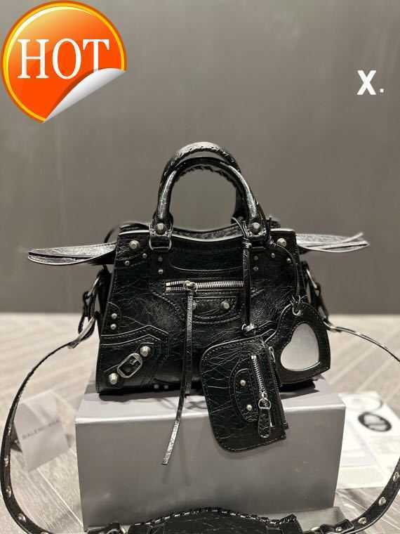 Luxury Designer Handbags New Single Shoulder Motorcycle Bag Vintage Rivet Messenger 3-in-1 Pleated Underarm Handheld Tote Bags Factory Direct Sale, Black
Luxury Designer Handbags New Single Shoulder Motorcycle Bag Vintage Rivet Messenger 3-in-1 Pleated Underarm Handheld Tote Bags Factory Direct Sale, Black