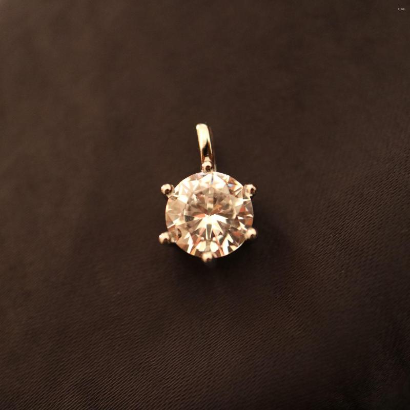 Charms 18k Gold-plated Moissanite Classic Six-claw 2.0Ct Simulation Diamond Simple Clavicle Chain Pendant For Women Necklace Accessory
Charms 18k Gold-plated Moissanite Classic Six-claw 2.0Ct Simulation Diamond Simple Clavicle Chain Pendant For Women Necklace Accessory
