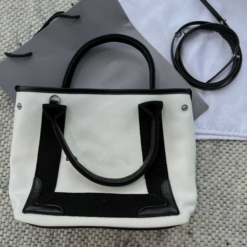 Women's Luxury Designer Handbags Shoulder bag Canvas Bag Tote 2023 New Splice Leather Large Capacity Multifunctional Shopping Totebag Factory Direct Sales, White
Women's Luxury Designer Handbags Shoulder bag Canvas Bag Tote 2023 New Splice Leather Large Capacity Multifunctional Shopping Totebag Factory Direct Sales, White