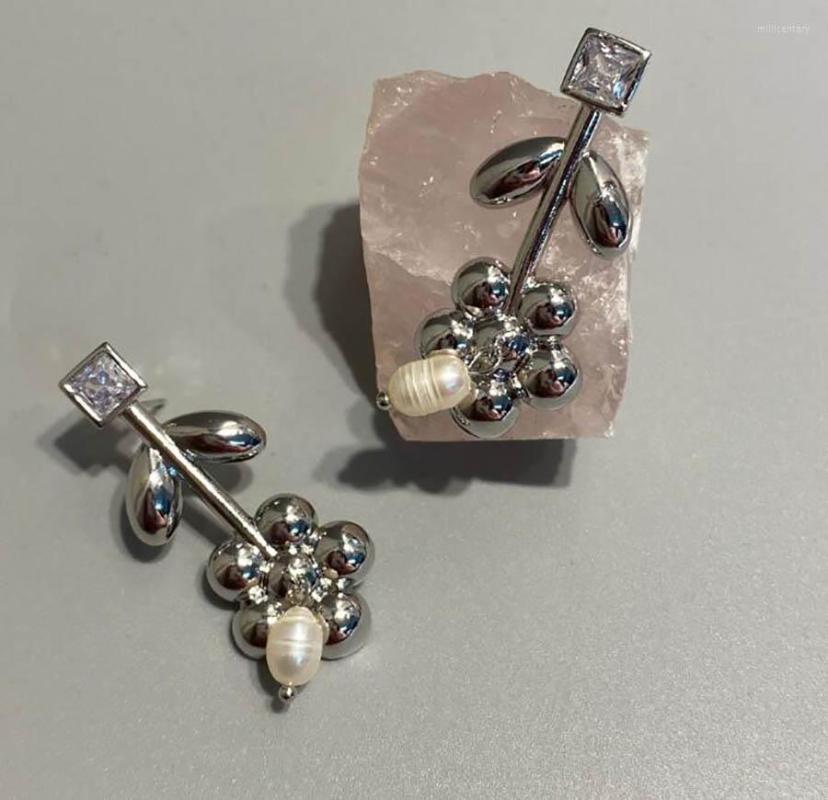 Dangle Earrings 22 Freshwater Pearl METAL Flower Ball Bead Grape Zircon Diamond Design Trendy Sweet Cool Girl Designer Jewelry
Dangle Earrings 22 Freshwater Pearl METAL Flower Ball Bead Grape Zircon Diamond Design Trendy Sweet Cool Girl Designer Jewelry