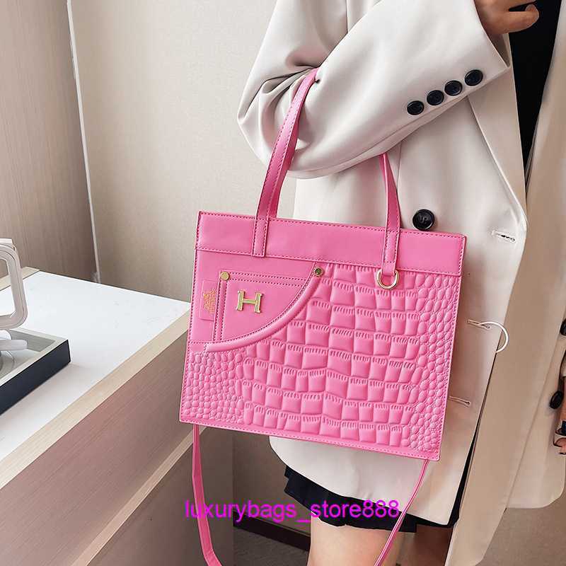 2023 New H-button Class High Capacity Fashion Commuter Embossed Crocodile One Shoulder Handheld Tote Design Bag Cheap Retail Wholesale, Creamy-white
2023 New H-button Class High Capacity Fashion Commuter Embossed Crocodile One Shoulder Handheld Tote Design Bag Cheap Retail Wholesale, Creamy-white