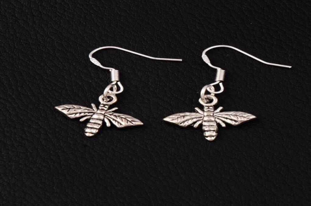 Bee Flying Dangle Chandelier Earrings 925 Silver Fish Ear Hook 172x305mm 60pairslot E9625028451
Bee Flying Dangle Chandelier Earrings 925 Silver Fish Ear Hook 172x305mm 60pairslot E9625028451