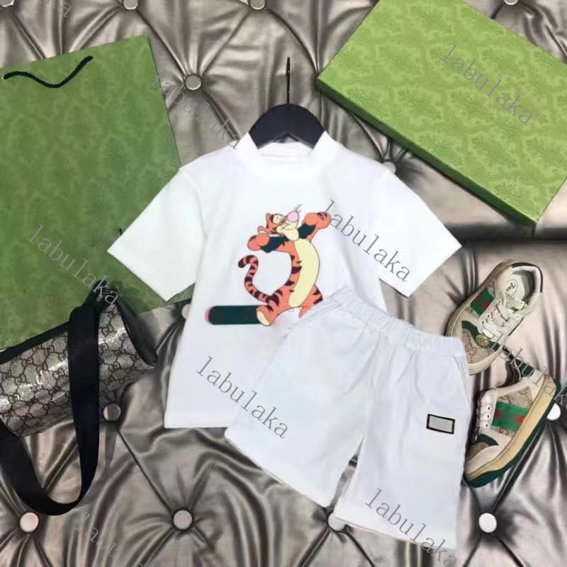 2023 Luxury designer Clothing Sets kids T-shirt white monogrammed shortst fashion British fashion brand summer childrens treasures and girls cotton two-piece jjt, 1#
2023 Luxury designer Clothing Sets kids T-shirt white monogrammed shortst fashion British fashion brand summer childrens treasures and girls cotton two-piece jjt, 1#